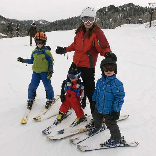 mom and kids skiing